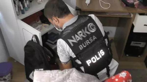 Bursa'da 16 kilo esrar ile 101 bin uyuşturucu hap ele geçirildi Bursa'da 16 kilo esrar ile 101 bin uyuşturucu hap ele geçirildi