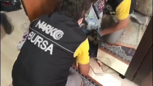Bursa'da 16 kilo esrar ile 101 bin uyuşturucu hap ele geçirildi Bursa'da 16 kilo esrar ile 101 bin uyuşturucu hap ele geçirildi