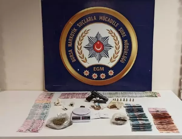 Bursa'da 16 kilo esrar ile 101 bin uyuşturucu hap ele geçirildi Bursa'da 16 kilo esrar ile 101 bin uyuşturucu hap ele geçirildi