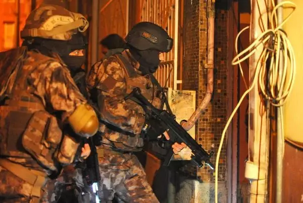 Bursa'da gaybubet evlerine operasyon: 8 gözaltı Bursa'da gaybubet evlerine operasyon: 8 gözaltı