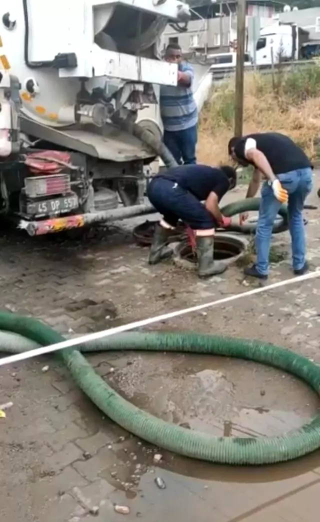 Büyükşehir Belediyesi ve MASKİ, Akçapınar'a anında müdahale etti Büyükşehir Belediyesi ve MASKİ, Akçapınar'a anında müdahale etti