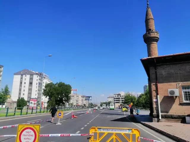 Caminin minaresine yıldırım isabet etti, parçalar yola savruldu Caminin minaresine yıldırım isabet etti, parçalar yola savruldu