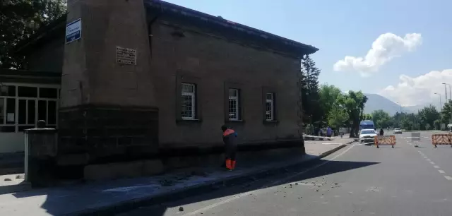 Caminin minaresine yıldırım isabet etti, parçalar yola savruldu Caminin minaresine yıldırım isabet etti, parçalar yola savruldu