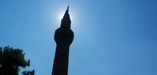 Caminin minaresine yıldırım isabet etti, parçalar yola savruldu Caminin minaresine yıldırım isabet etti, parçalar yola savruldu