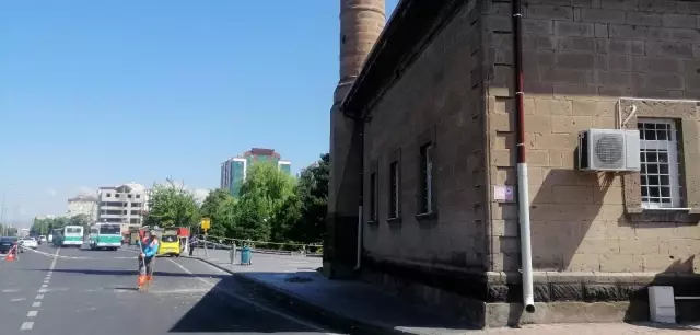 Caminin minaresine yıldırım isabet etti, parçalar yola savruldu Caminin minaresine yıldırım isabet etti, parçalar yola savruldu
