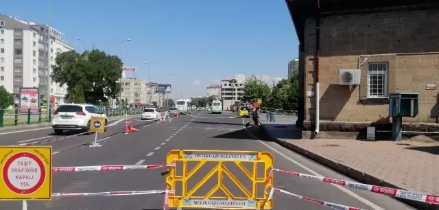 Caminin minaresine yıldırım isabet etti, parçalar yola savruldu Caminin minaresine yıldırım isabet etti, parçalar yola savruldu