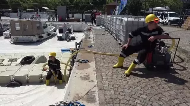 Çanakkale Boğazı'nda müsilaj temizliği 4'üncü gününde de devam ediyor Çanakkale Boğazı'nda müsilaj temizliği 4'üncü gününde de devam ediyor