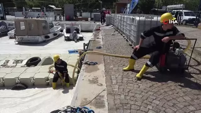 Çanakkale Boğazı'nda müsilaj temizliği 4'üncü gününde de devam ediyor Çanakkale Boğazı'nda müsilaj temizliği 4'üncü gününde de devam ediyor
