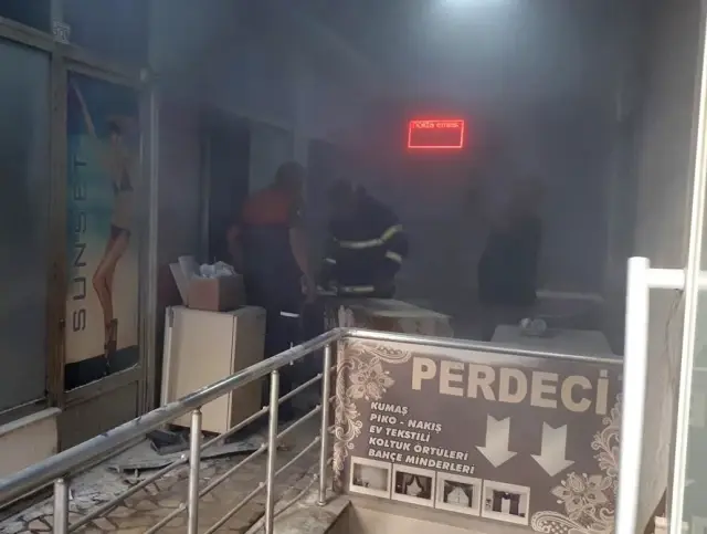 Son dakika gündem: Çanakkale'de bir büfede çıkan yangında 2 kişi yaralandı Son dakika gündem: Çanakkale'de bir büfede çıkan yangında 2 kişi yaralandı
