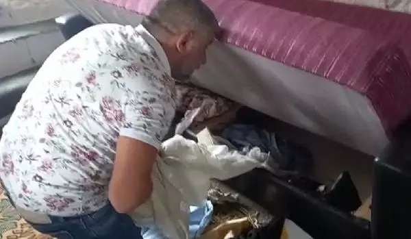 Çekyata giren yılan ev halkını korkuttu, komşu elleri ile yakaladı Çekyata giren yılan ev halkını korkuttu, komşu elleri ile yakaladı