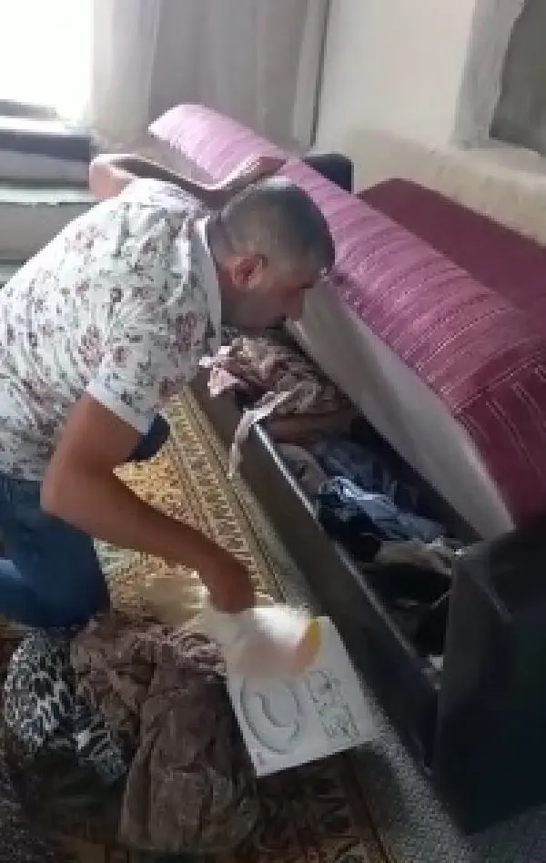 Çekyata giren yılan ev halkını korkuttu, komşu elleri ile yakaladı Çekyata giren yılan ev halkını korkuttu, komşu elleri ile yakaladı