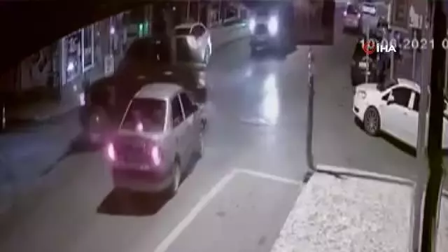 Cip ile otomobilin çarpıştığı kaza kamerada Cip ile otomobilin çarpıştığı kaza kamerada