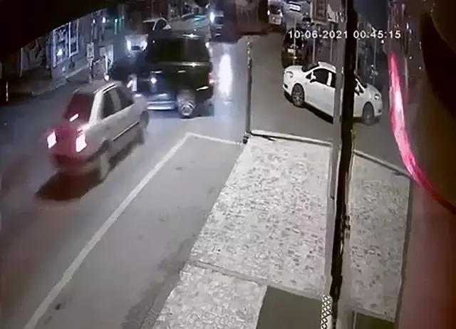 Cip ile otomobilin çarpıştığı kaza kamerada Cip ile otomobilin çarpıştığı kaza kamerada