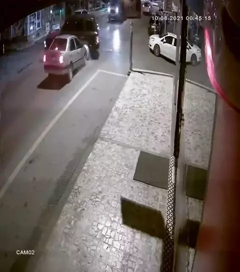 Cip ile otomobilin çarpıştığı kaza kamerada Cip ile otomobilin çarpıştığı kaza kamerada