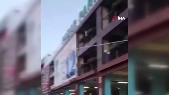Son dakika haberleri... Çocuklarını göremediği için intihara kalkıştı...Atlama anı kamerada Son dakika haberleri... Çocuklarını göremediği için intihara kalkıştı...Atlama anı kamerada