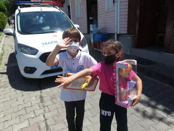 CUMHURBAŞKANI ERDOĞAN ÇOCUKLARA OYUNCAK DAĞITTI CUMHURBAŞKANI ERDOĞAN ÇOCUKLARA OYUNCAK DAĞITTI
