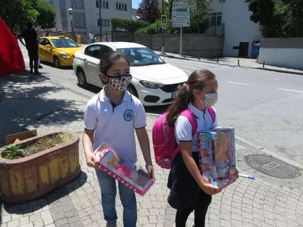 CUMHURBAŞKANI ERDOĞAN ÇOCUKLARA OYUNCAK DAĞITTI CUMHURBAŞKANI ERDOĞAN ÇOCUKLARA OYUNCAK DAĞITTI