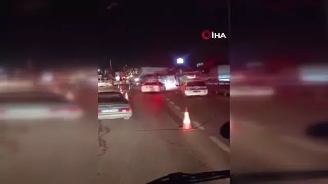 D-100'de 2 kamyon çarpıştı, ortalık savaş alanına döndü D-100'de 2 kamyon çarpıştı, ortalık savaş alanına döndü