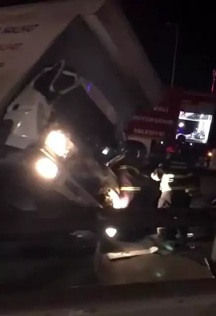 D-100'de 2 kamyon çarpıştı, ortalık savaş alanına döndü D-100'de 2 kamyon çarpıştı, ortalık savaş alanına döndü