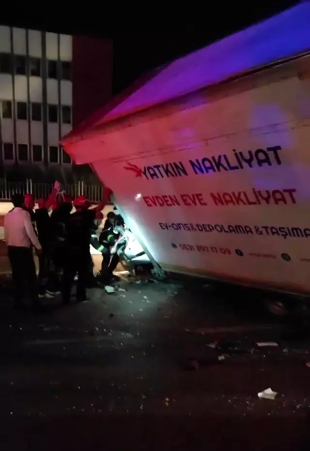 D-100'de 2 kamyon çarpıştı, ortalık savaş alanına döndü D-100'de 2 kamyon çarpıştı, ortalık savaş alanına döndü