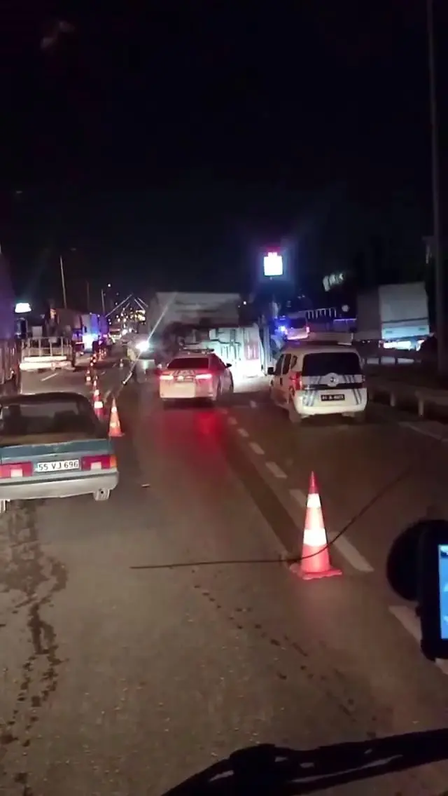 D-100'de 2 kamyon çarpıştı, ortalık savaş alanına döndü D-100'de 2 kamyon çarpıştı, ortalık savaş alanına döndü