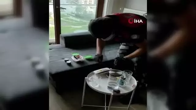 Son dakika... 'Daireden esrar kokusu geliyor' ihbarı torbacıları yakalattı Son dakika... 'Daireden esrar kokusu geliyor' ihbarı torbacıları yakalattı