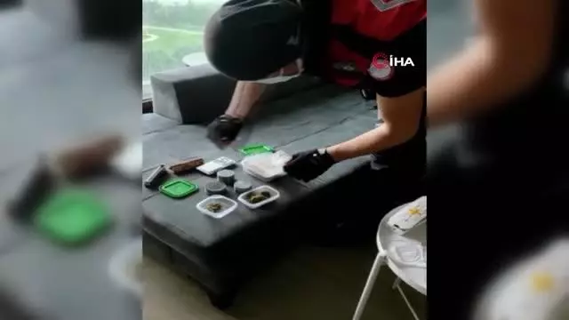 Son dakika... 'Daireden esrar kokusu geliyor' ihbarı torbacıları yakalattı Son dakika... 'Daireden esrar kokusu geliyor' ihbarı torbacıları yakalattı