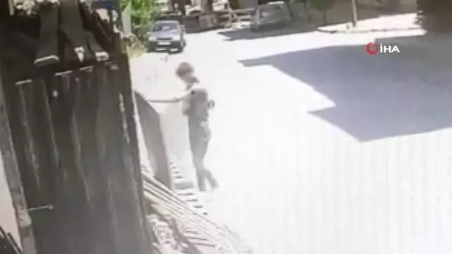 Son dakika haberleri: Demir doğrama dükkanının önündeki tabelayı çaldı, kameralara yakalandı Son dakika haberleri: Demir doğrama dükkanının önündeki tabelayı çaldı, kameralara yakalandı