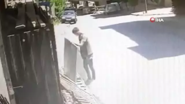 Son dakika haberleri: Demir doğrama dükkanının önündeki tabelayı çaldı, kameralara yakalandı Son dakika haberleri: Demir doğrama dükkanının önündeki tabelayı çaldı, kameralara yakalandı
