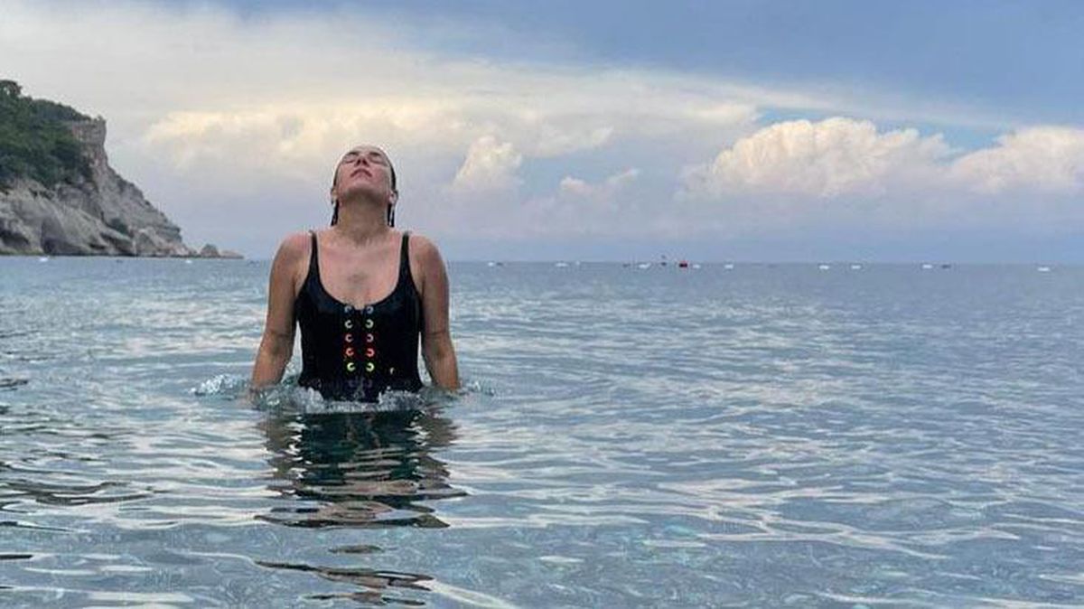 Deniz sezonunu açan Buse Varol, peş peşe mayolu pozlarını paylaştı