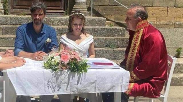Deniz Uğur ve Erdinç Gülener, sade bir törenle evlendi Deniz Uğur ve Erdinç Gülener, sade bir törenle evlendi