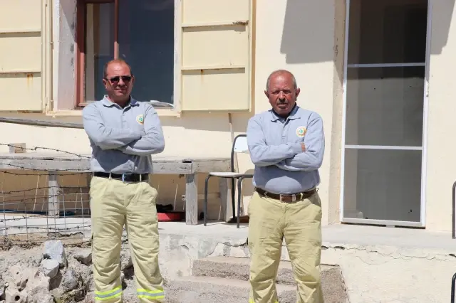 Akdağ tepesinde baba oğul yangına karşı 24 saat nöbet tutuyor Akdağ tepesinde baba oğul yangına karşı 24 saat nöbet tutuyor