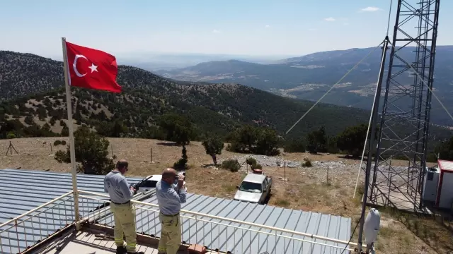 Akdağ tepesinde baba oğul yangına karşı 24 saat nöbet tutuyor Akdağ tepesinde baba oğul yangına karşı 24 saat nöbet tutuyor