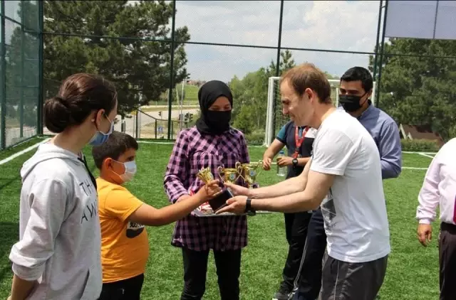 Dereceye giren öğrenciler ödüllendirildi Dereceye giren öğrenciler ödüllendirildi