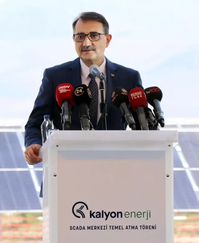 Dev güneş santralinin SCADA binasının temeli bakanların katılımıyla atıldı Dev güneş santralinin SCADA binasının temeli bakanların katılımıyla atıldı
