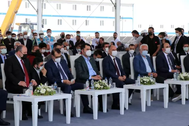 Dev güneş santralinin SCADA binasının temeli bakanların katılımıyla atıldı Dev güneş santralinin SCADA binasının temeli bakanların katılımıyla atıldı