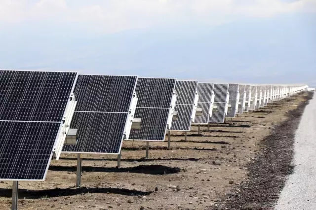 Dev güneş santralinin SCADA binasının temeli bakanların katılımıyla atıldı Dev güneş santralinin SCADA binasının temeli bakanların katılımıyla atıldı