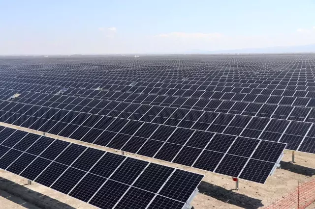 Dev güneş santralinin SCADA binasının temeli bakanların katılımıyla atıldı Dev güneş santralinin SCADA binasının temeli bakanların katılımıyla atıldı