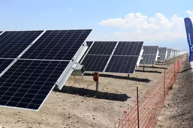 Dev güneş santralinin SCADA binasının temeli bakanların katılımıyla atıldı Dev güneş santralinin SCADA binasının temeli bakanların katılımıyla atıldı