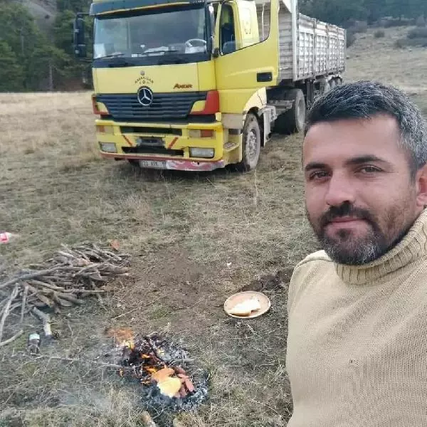 Devrilen tomruk yüklü TIR'ın şoförü öldü Devrilen tomruk yüklü TIR'ın şoförü öldü