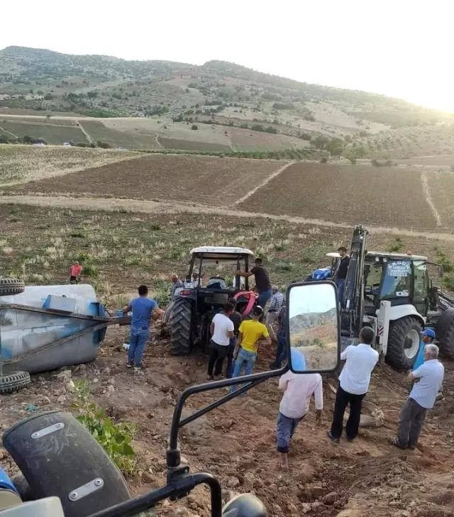 Devrilen traktörün altından burnu bile kanamadan kurtuldu Devrilen traktörün altından burnu bile kanamadan kurtuldu