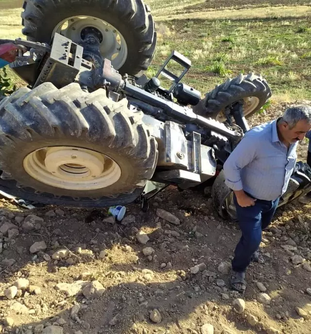 Devrilen traktörün altından burnu bile kanamadan kurtuldu Devrilen traktörün altından burnu bile kanamadan kurtuldu