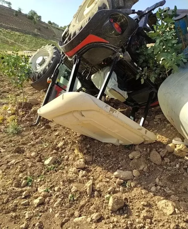 Devrilen traktörün altından burnu bile kanamadan kurtuldu Devrilen traktörün altından burnu bile kanamadan kurtuldu