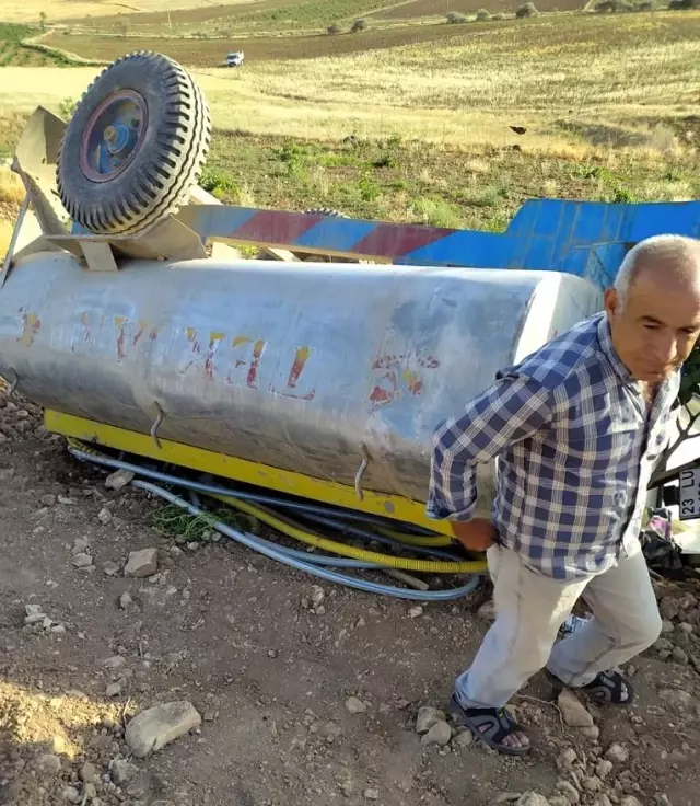 Devrilen traktörün altından burnu bile kanamadan kurtuldu Devrilen traktörün altından burnu bile kanamadan kurtuldu