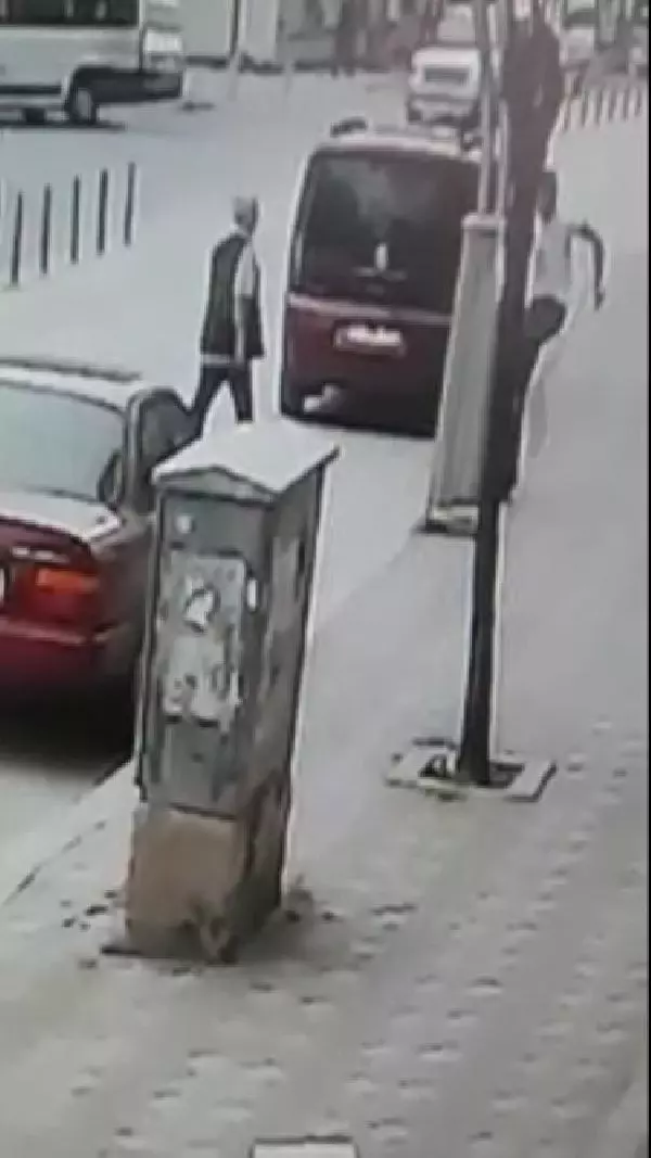 ÖNCE DİREĞE TEKME ATTI, SONRA TEKME ATARAK TELEFON PANOSUNU DEVİRDİ ÖNCE DİREĞE TEKME ATTI, SONRA TEKME ATARAK TELEFON PANOSUNU DEVİRDİ