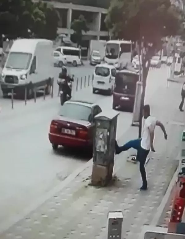 ÖNCE DİREĞE TEKME ATTI, SONRA TEKME ATARAK TELEFON PANOSUNU DEVİRDİ ÖNCE DİREĞE TEKME ATTI, SONRA TEKME ATARAK TELEFON PANOSUNU DEVİRDİ