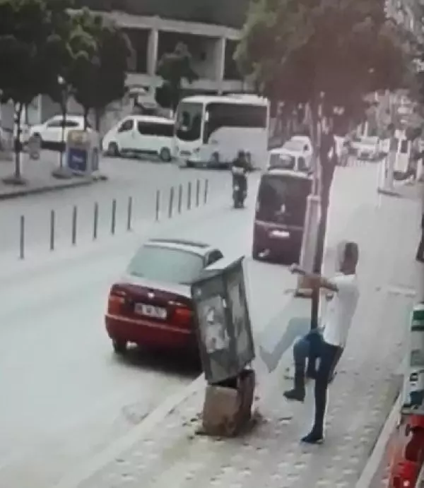 ÖNCE DİREĞE TEKME ATTI, SONRA TEKME ATARAK TELEFON PANOSUNU DEVİRDİ ÖNCE DİREĞE TEKME ATTI, SONRA TEKME ATARAK TELEFON PANOSUNU DEVİRDİ