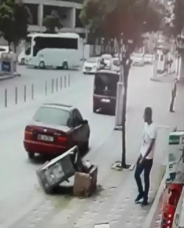 ÖNCE DİREĞE TEKME ATTI, SONRA TEKME ATARAK TELEFON PANOSUNU DEVİRDİ ÖNCE DİREĞE TEKME ATTI, SONRA TEKME ATARAK TELEFON PANOSUNU DEVİRDİ