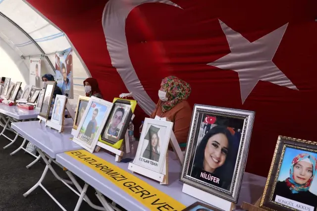 Diyarbakır annelerinin evlat nöbeti kararlılıkla sürüyor Diyarbakır annelerinin evlat nöbeti kararlılıkla sürüyor