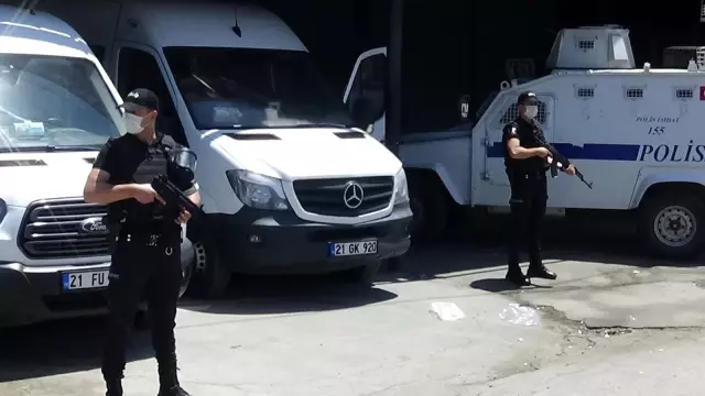 Diyarbakır'da cinayet zanlısı damadın evinin etrafında TOMA'li önlem Diyarbakır'da cinayet zanlısı damadın evinin etrafında TOMA'li önlem